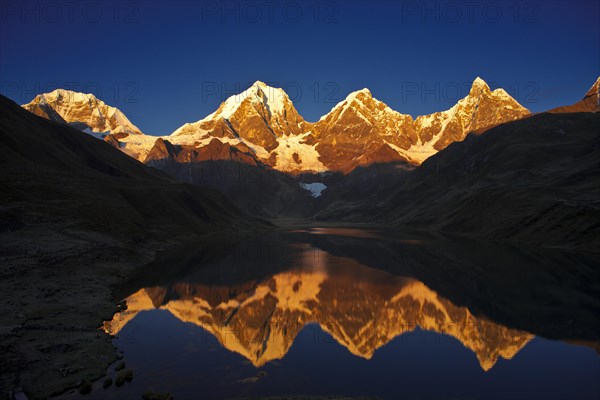 Morning light on lake Laguna Carhuacocha