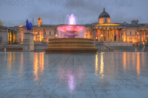 Hahn / Cock sculpture and fountain in front of the National Gallery