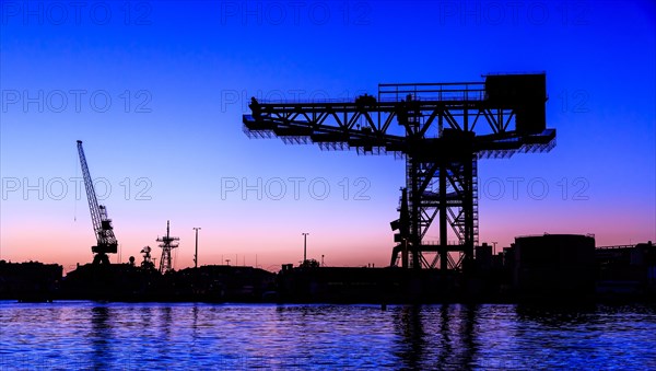 Hammerhead crane at dawn