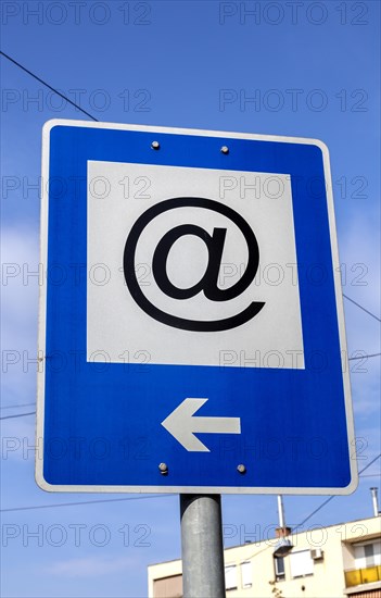 Sign pointing to an Internet hotspot