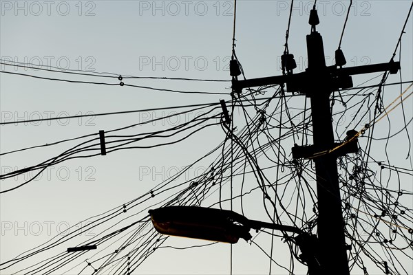 High voltage power line and tangled cables