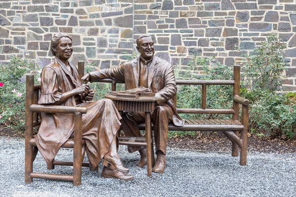 Bronze statues Franklin D. Roosevelt and Eleonor Roosevelt