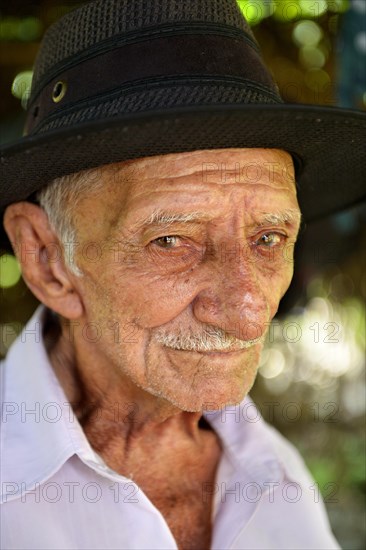 Elderly man with a hat