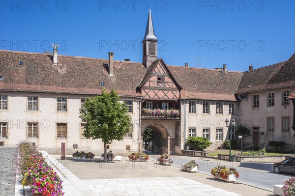 Porte du Milieu gate and the Ecole Hohenbourg school