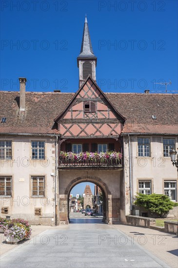 Porte du Milieu gate and the Ecole Hohenbourg school