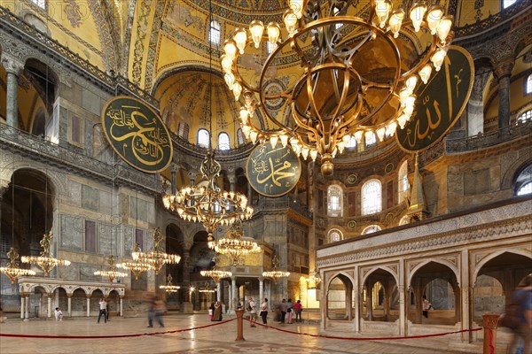 Nave with the prayer leader tribune
