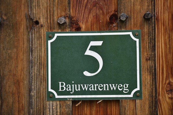 Sign with the house number 5