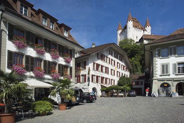 Marketplace in front of the Thun Castle