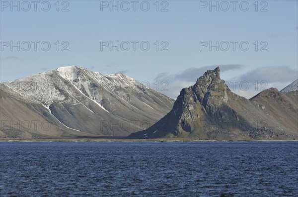 Mountain range on Forlandsundet
