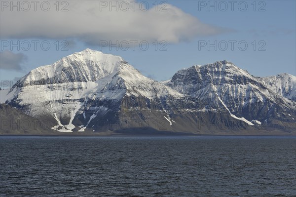 Mountain range on Forlandsundet