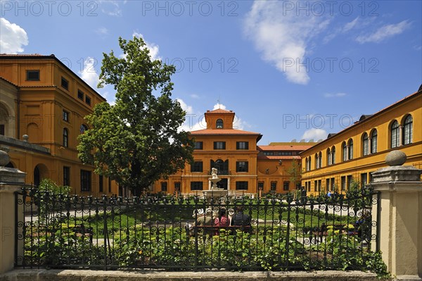 Lehnbachhaus with gardens and a fountain