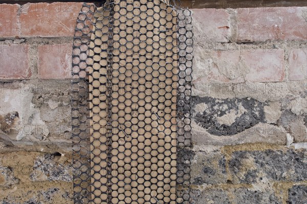 Metal mesh or lath with insulating paper for a supportive plaster base