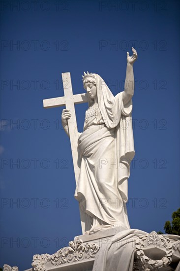 Statue on a grave in Cementerio Cristobal Colon