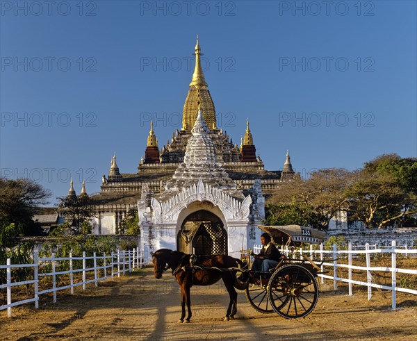 Horse-drawn carriage in front of the Ananda Temple