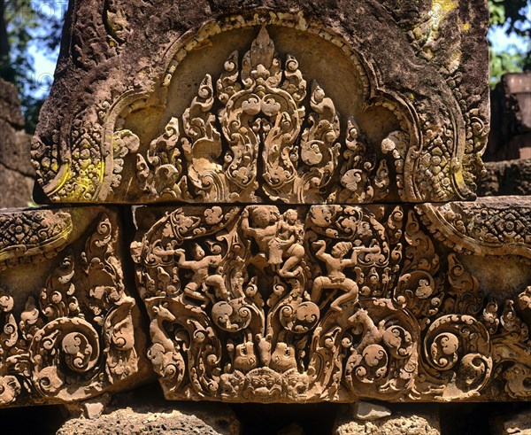 Bas-relief in Banteay Srei Temple