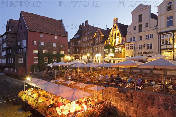 Am Stintmarkt square at dusk