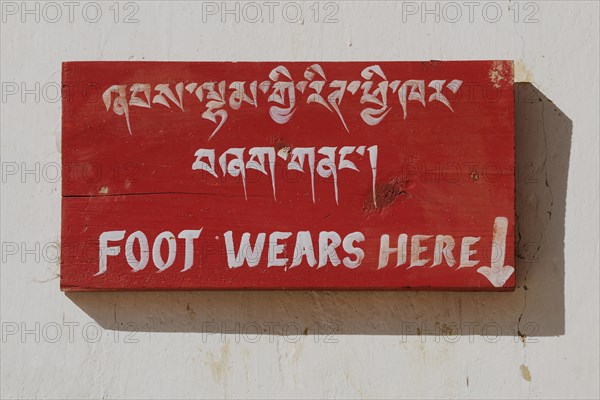 Sign in Gangtey Monastery with the message "Foot wears here"