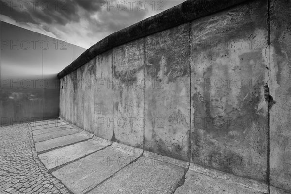 Enclosing steel wall and wall remains
