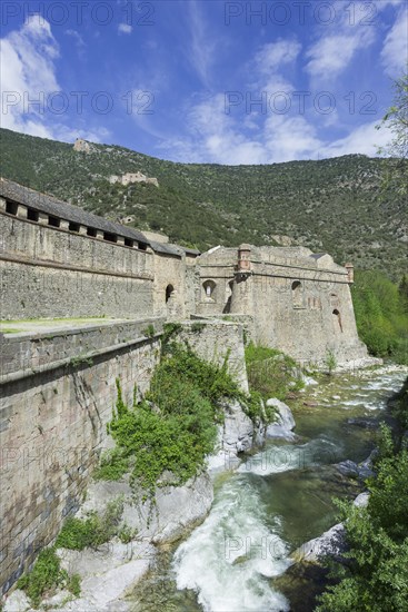 Fortification on the river La Tet