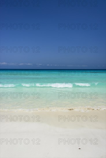 Turquoise water at the beach in Shuab Bay