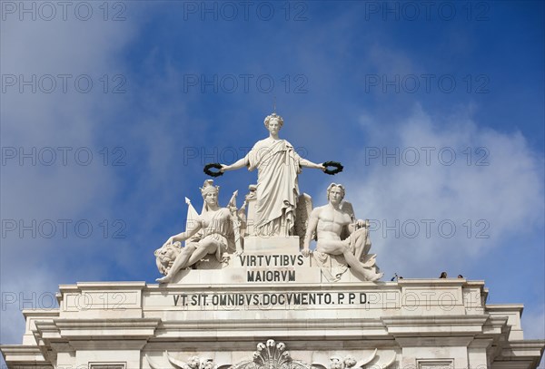 Three statues on the triumphal arch