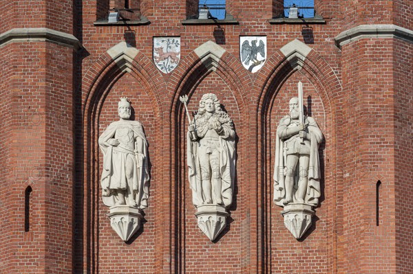 Sandstone statues at the King's Gate