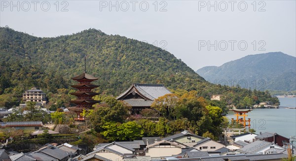 Toyokuni Shrine and Senjokaku Pavilion