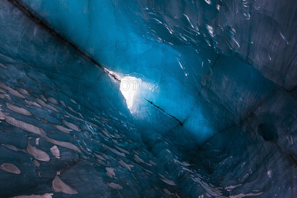 Ice cave in Svinafellsvatn