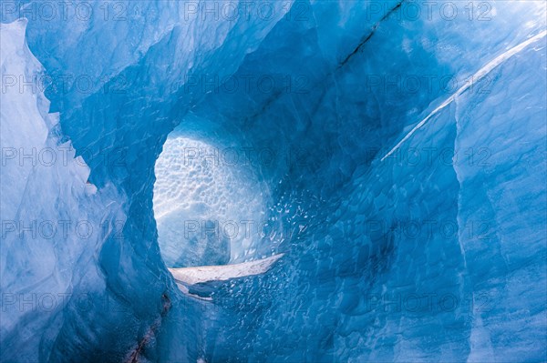 Ice cave in Svinafellsvatn