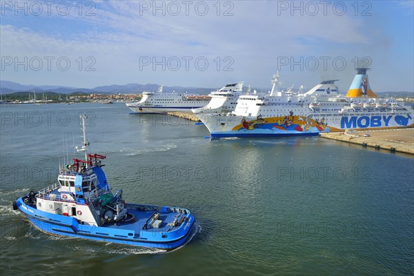 Pilot vessel in front of ferries