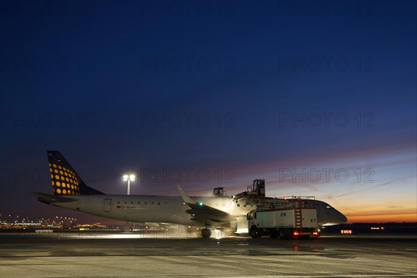 Aircraft de-icing during snowfall