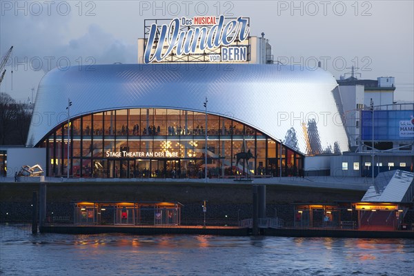 Stage Theater an der Elbe with illuminated foyer