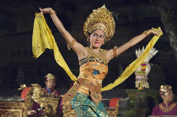 Legong dance at Puri Saraswati Temple