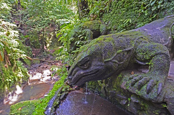 Stone komodo dragons at the Holy Spring Temple