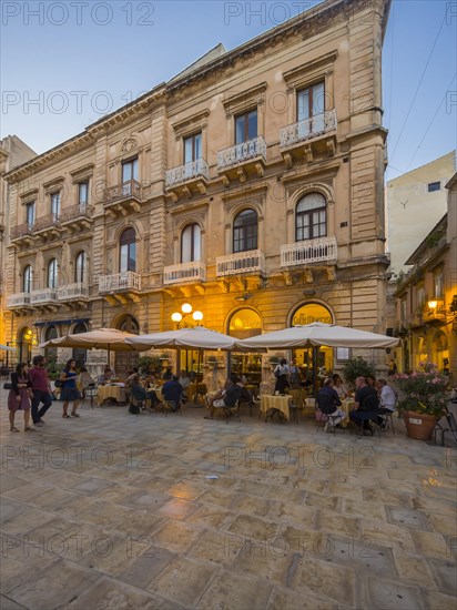 Cafes on Piazza Duomo