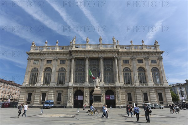 The Palazzo Madama with the monument to the Sardinian troops