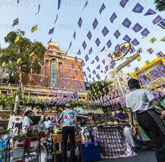 Stalls and tourists in Khao San Road