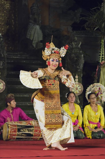 Legong dance at Puri Saraswati Temple