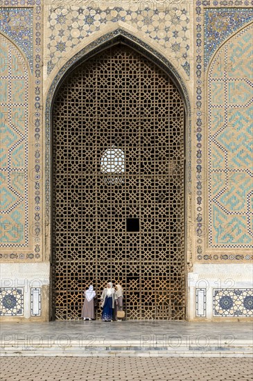 Uzbek women at Bibi-Khanym Mosque