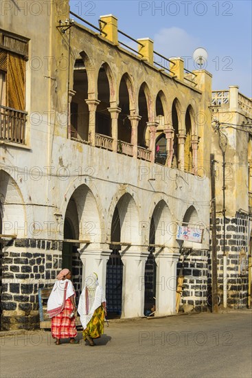 Colonial building