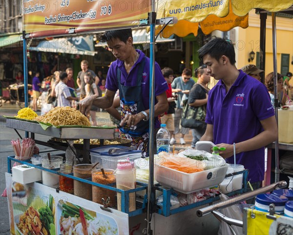 Man preparing Pad Thai