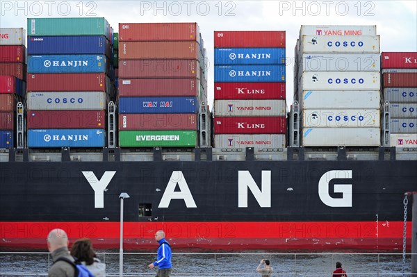 Cinesisches ship ""Yang"" loaded with containers