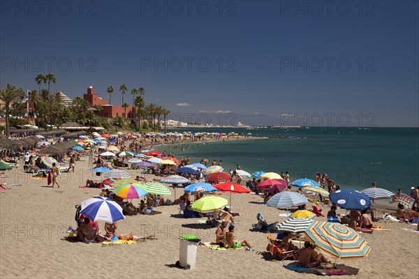 The busy Playa de Santa Ana beach and Castillo El Bil-Bil castle
