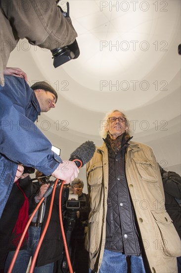 The artist Christo with journalists at the opening of the exhibition of the Christo-installation "Big Air Package" in the Gasometer Oberhausen