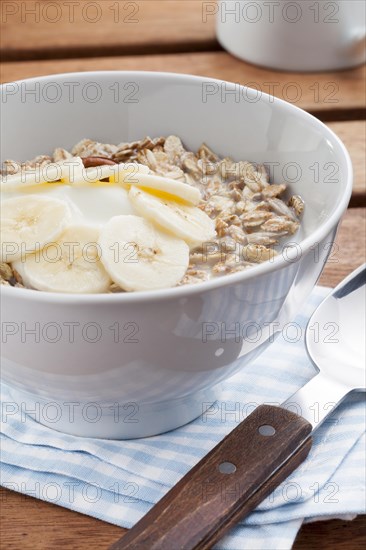 Muesli with yoghurt and banana