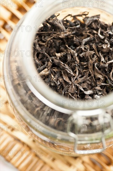 Dried edible mushrooms