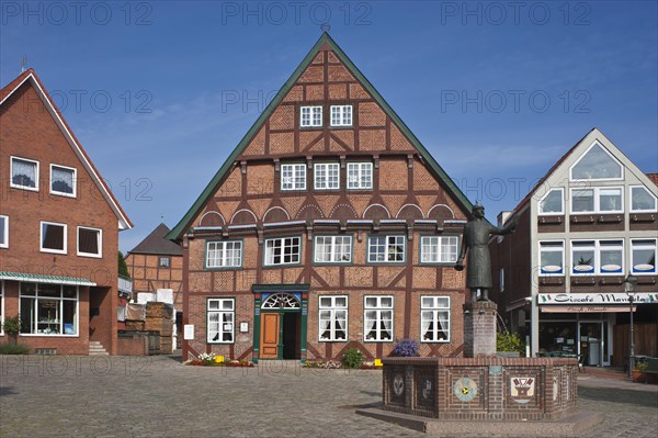 Dyers' house with market fountain and a monument to Hein Lueth