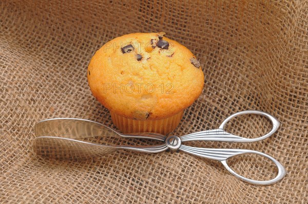 Muffin with pastry tongs