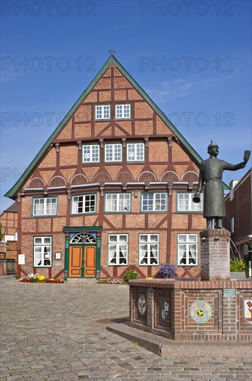 Dyers' house with market fountain and monument to Hein Lueth