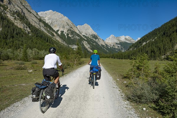 Cyclists in the Karwendel valley